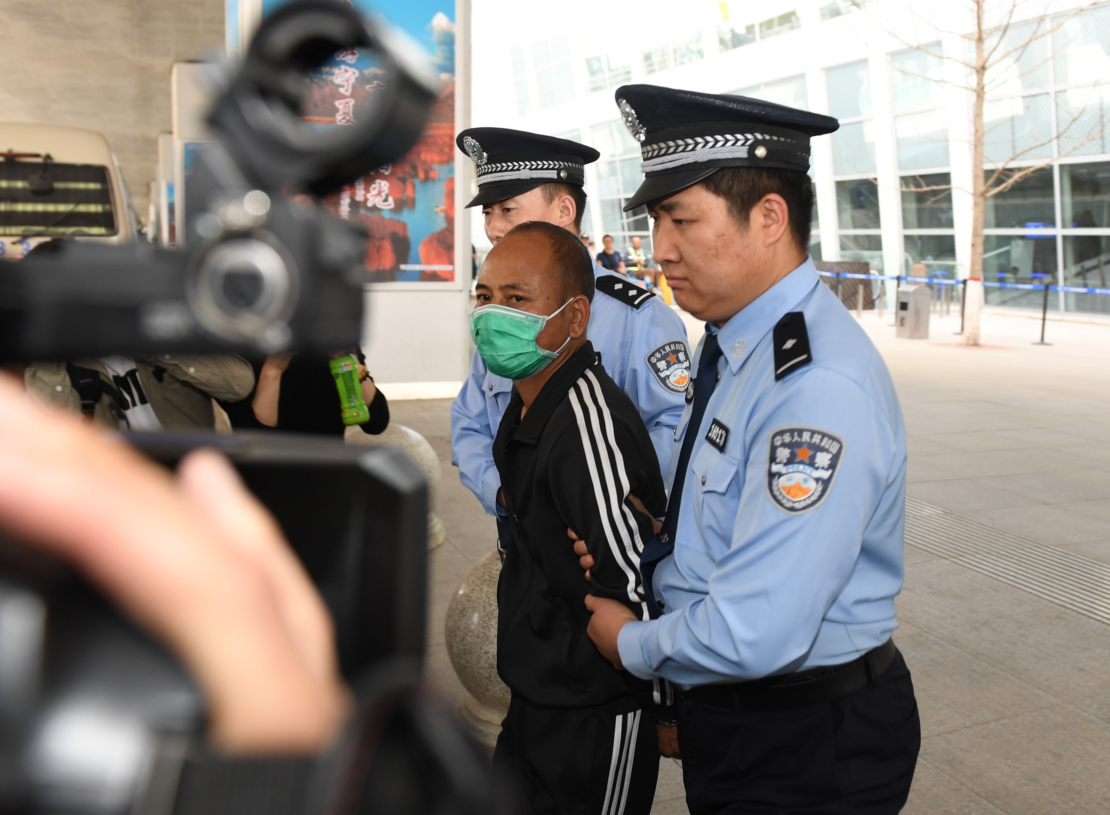 民警进校园撑起“安全伞”_澎湃号·政务_澎湃新闻-The Paper