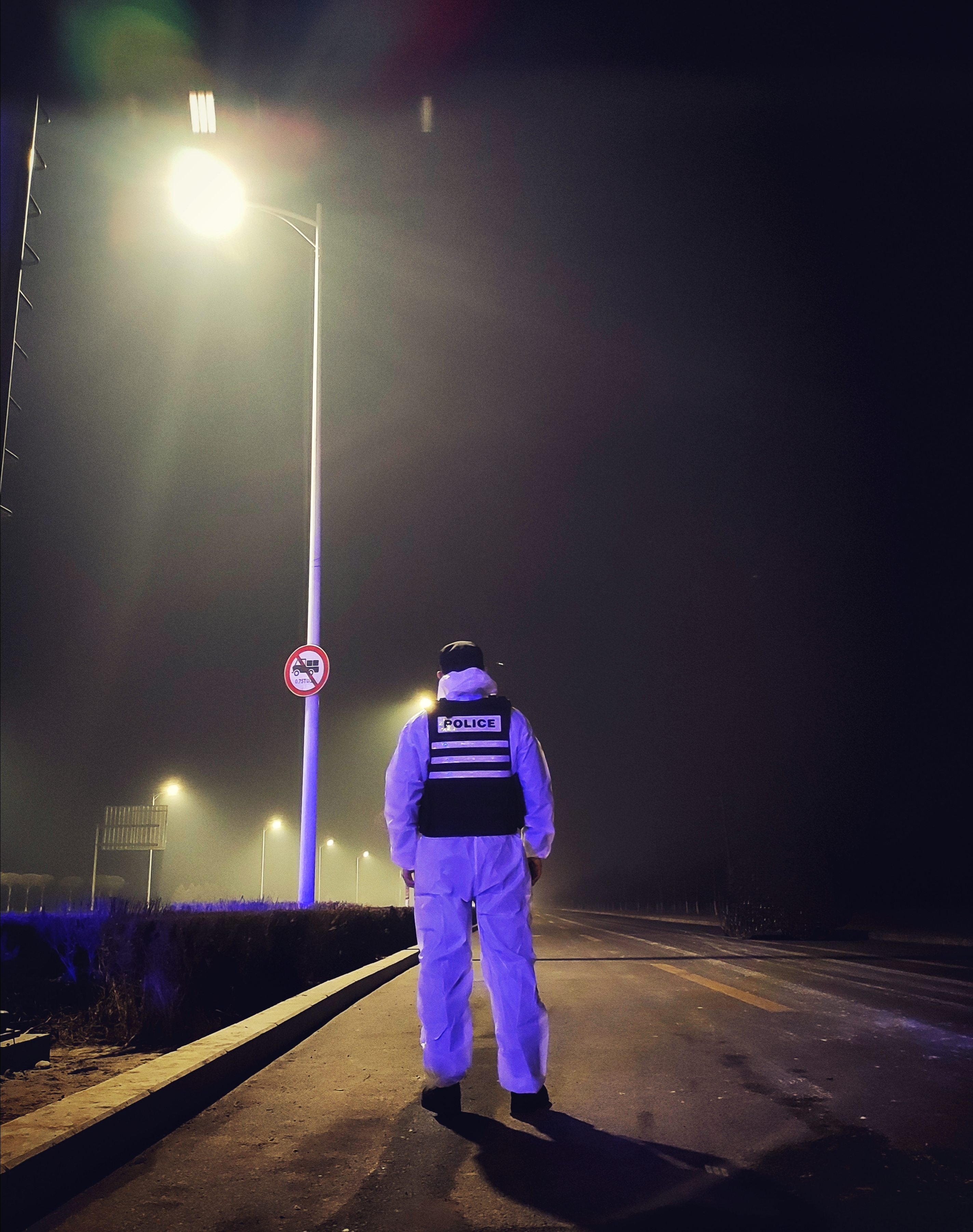 2020年1月28日晚，在银川北绕城高速正源街出口的检疫卡点，金凤分局民警在卡点坚守岗位，对过往车辆进行查验.jpg
