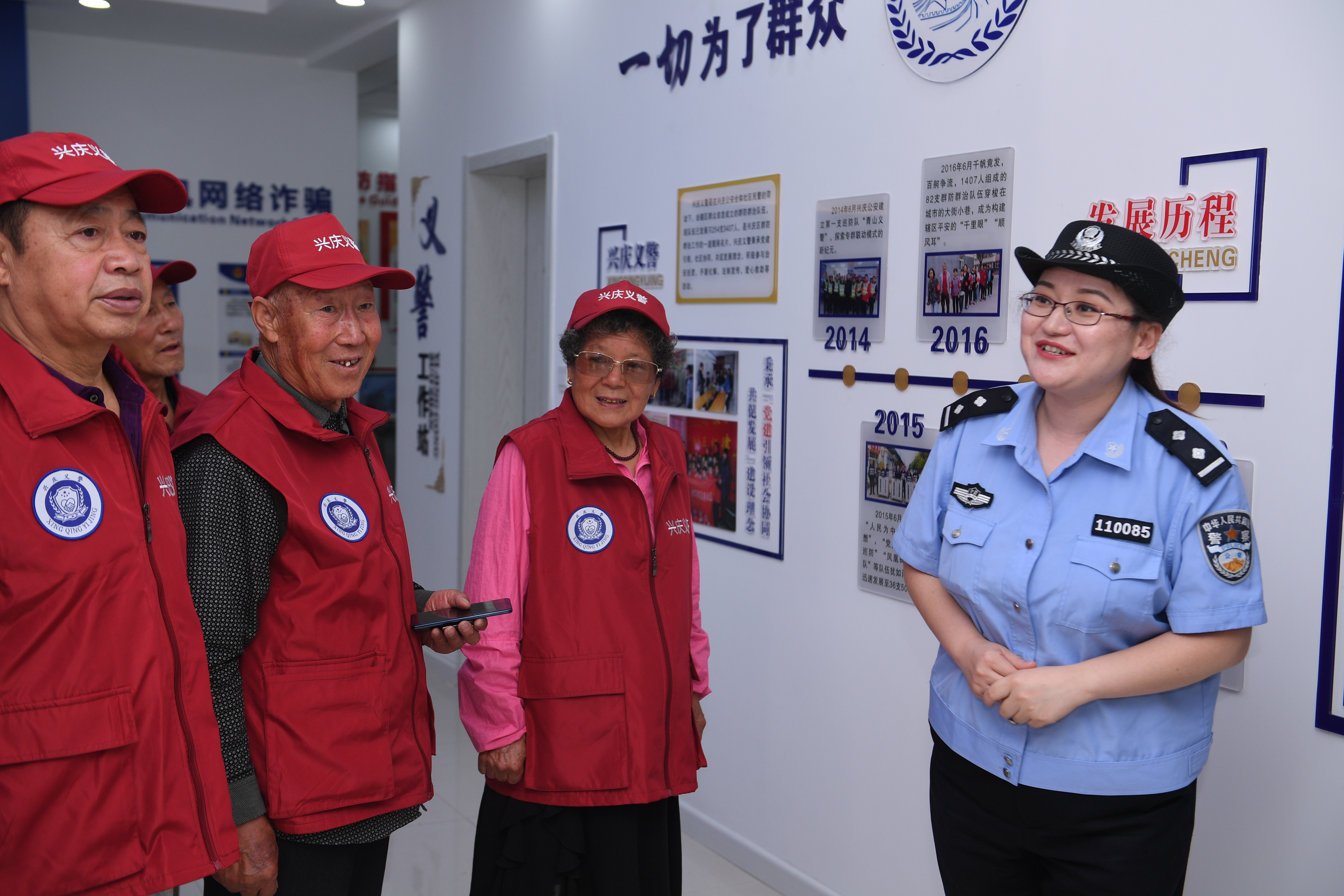 图为2019年6月12日，新华街派出所拾城塾警务室社区民警马榕在警务室向兴庆义警报告近期社区警务工作.JPG